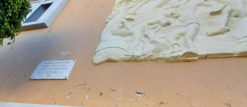 Estado del altorrelieve de mayor tamaño situado justo encima de la puerta principal del centro/TA.